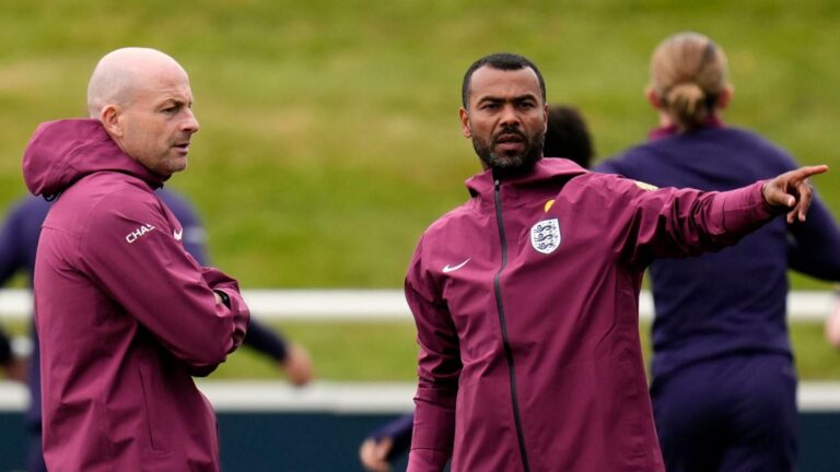 Ashley Cole mengambil peran pelatih penuh waktu untuk Inggris