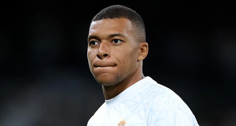 Mbappe minum alkohol di tengah kritikan. Sang penyerang memiliki masalah kesehatan mental