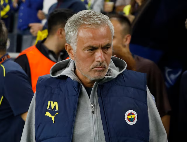 Mourinho mendapat kartu kuning karena protes laptop setelah putusan VAR