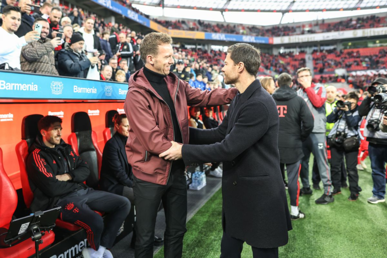 Xabi Alonso mengenakan kerah biru/topi keras dan menahan imbang Bayern di kandang sendiri … tetapi apakah itu bagus atau buruk?