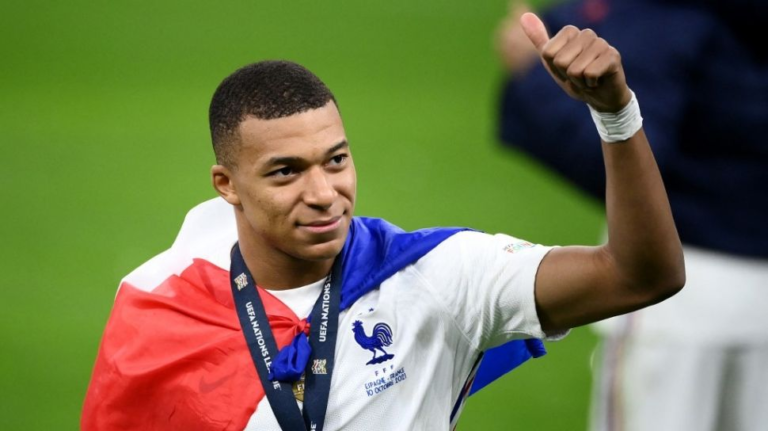 Kylian Mbappé dibela oleh timnas Prancis di tengah laporan klub malam